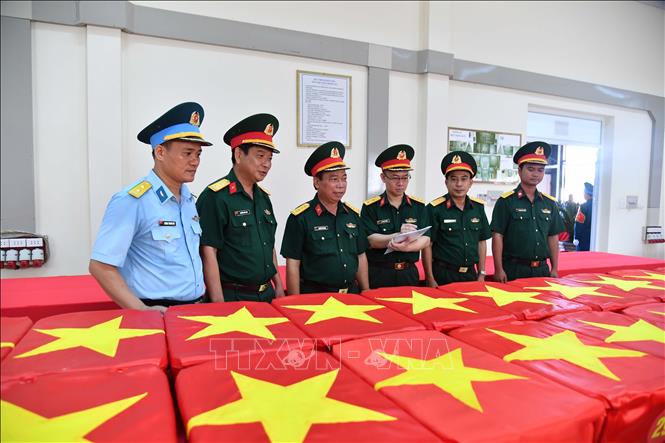 Đại tá Nguyễn Thúc Linh, Phó Chủ nhiệm Chính trị Quân khu, Phó Trưởng Ban Thường trực Ban Chỉ đạo 515 Quân khu, kiểm tra mẫu sinh phẩm tại phòng bảo quản. Ảnh: Hữu Tài/TTXVN phát