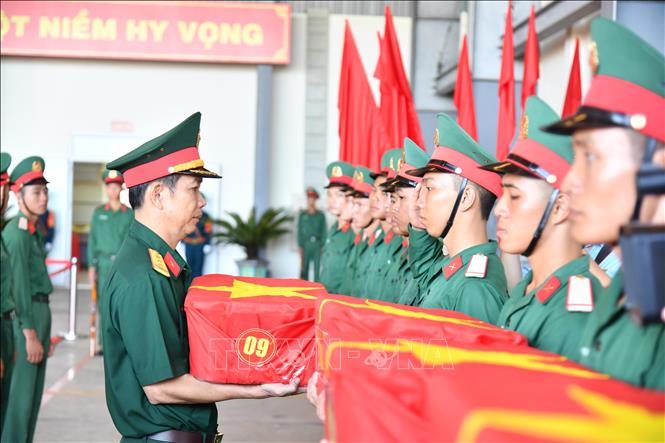 Đơn vị chức năng chuyển mẫu sinh phẩm ra sân bay. Ảnh: Hữu Tài/TTXVN phát