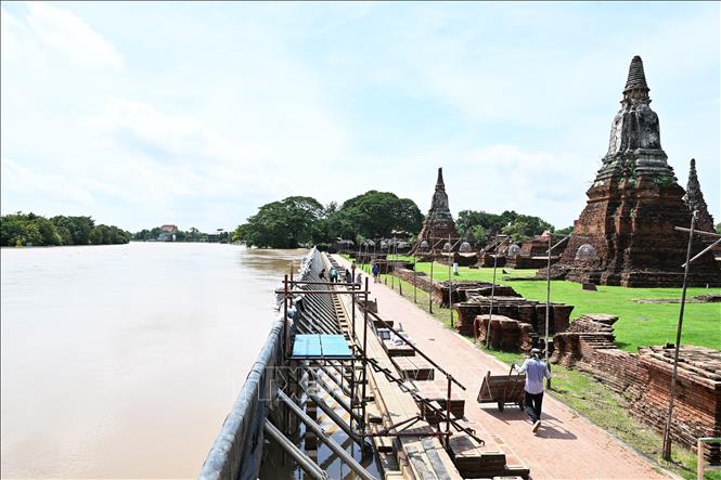 Công nhân dựng hệ thống ngăn nước lũ tại Ayutthaya, Thái Lan, ngày 29/9/2026. Ảnh: THX/TTXVN phát