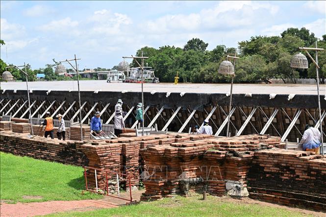 Công nhân dựng hệ thống ngăn nước lũ tại Ayutthaya, Thái Lan, ngày 29/9/2026. Ảnh: THX/TTXVN phát