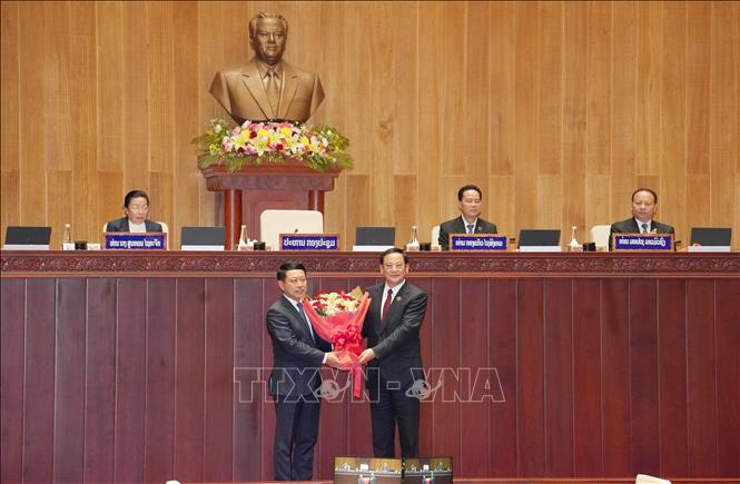 Chủ tịch Quốc hội Lào khóa X Sonexay Siphandone (phải) tặng hoa chúc mừng Thủ tướng Chính phủ Lào khóa X Saleumxay Kommasit. Ảnh: Xuân Tú - PV TTXVN tại Lào