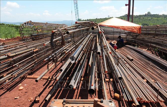 Khu vực tập kết vật liệu, thi công các cột khung cốt thép phục vụ thi công cầu cạn tại vị trí Km162 thuộc dự án cao tốc Bảo Lộc – Liên Khương. Ảnh: Nguyễn Dũng – TTXVN 

