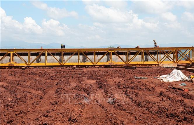 Các công nhân tranh thủ thi công dầm bê tông trong thời điểm nắng ráo, thuận lợi. Ảnh: Nguyễn Dũng – TTXVN 
