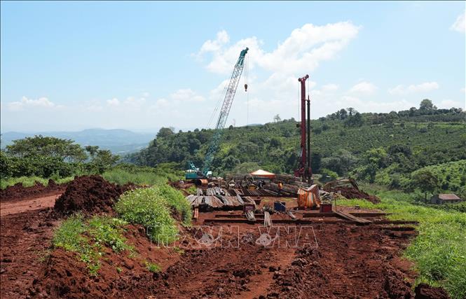 Vị trí Km162 thuộc dự án cao tốc Bảo Lộc – Liên Khương (đoạn qua thôn Tân Phú 2, xã Bảo Thuận, Lâm Đồng) đang được nhà thầu huy động nhân lực, máy móc thi công hạng mục cầu cạn. Ảnh: Nguyễn Dũng – TTXVN 
