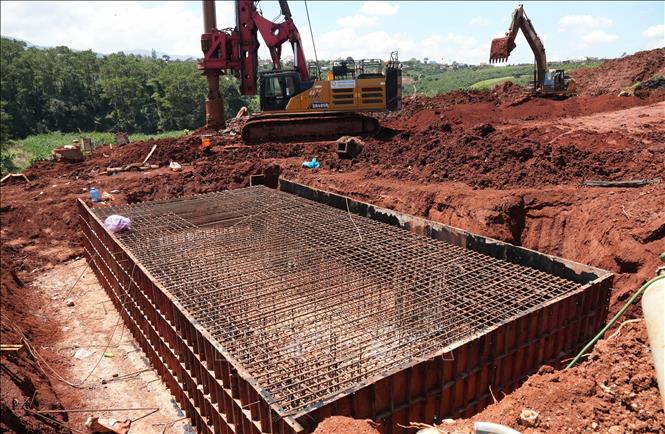 Phần khung cốt thép đầu tiên của một mố cầu cạn trên cao tốc Bảo Lộc – Liên Khương đang được hoàn thiện. Ảnh: Nguyễn Dũng – TTXVN 
