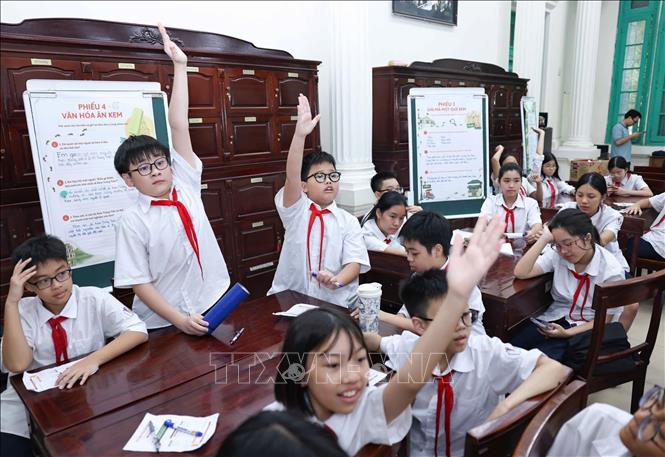Tại trạm thứ nhất, các nhóm trình bày kết quả nghiên cứu, số liệu, hình ảnh và phác thảo đã chuẩn bị trước chuyến đi; một số nhóm thực hiện phần thuyết trình song ngữ Việt – Anh. Ảnh: Thanh Tùng - TTXVN
