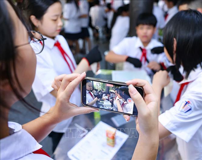 Hoạt động trải nghiệm để lại cho học sinh không chỉ kiến thức khoa học mà còn thêm một cách nhìn mới về di sản văn hóa ngay trong đời sống hằng ngày. Từ những trải nghiệm thực tế, một que kem quen thuộc đã trở thành điểm khởi đầu cho hành trình khám phá khoa học, văn hóa và tình yêu Hà Nội. Ảnh: Thanh Tùng - TTXVN