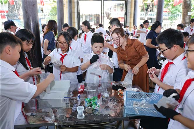 Trạm thứ ba tập trung vào thực nghiệm khoa học với hoạt động “Làm kem không cần tủ đông”, theo dõi sự thay đổi nhiệt độ theo thời gian và thử thách thiết kế giải pháp “Giữ kem lâu tan”. Qua đó, các em được trực tiếp lựa chọn vật liệu, tiến hành thử nghiệm, ghi nhận số liệu, đánh giá kết quả và điều chỉnh phương án. Ảnh: Thanh Tùng - TTXVN