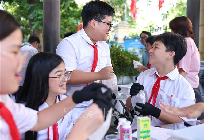 Từ những trải nghiệm thực tế, một que kem quen thuộc đã trở thành điểm khởi đầu cho hành trình khám phá khoa học, văn hóa và tình yêu Hà Nội. Ảnh: Thanh Tùng - TTXVN