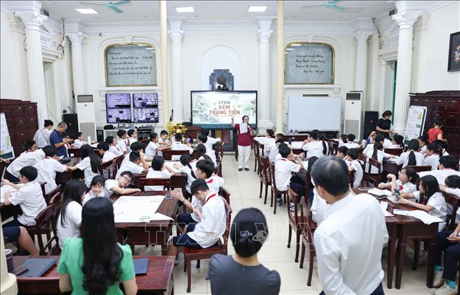 Hoạt động trải nghiệm thực tế tại kem Tràng Tiền giúp học sinh tiếp cận một địa chỉ quen thuộc của Hà Nội dưới góc nhìn lịch sử, văn hóa, khoa học và môi trường. Ảnh: Thanh Tùng - TTXVN