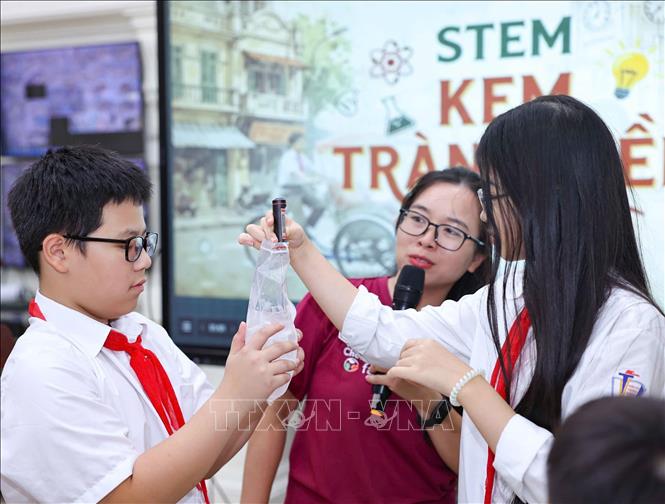 Ở trạm thứ hai, học sinh chia sẻ cảm nhận về văn hóa ẩm thực phố thị, kinh nghiệm phỏng vấn khách quốc tế và những suy nghĩ liên quan đến vấn đề bảo vệ môi trường. Ảnh: Thanh Tùng - TTXVN