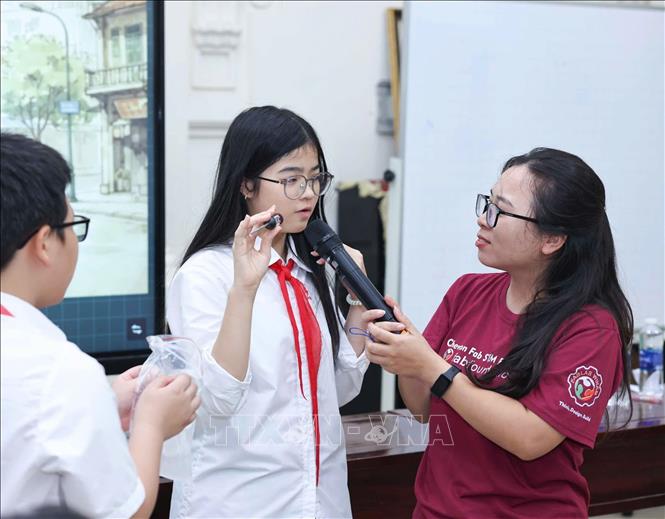 Ở trạm thứ hai, học sinh chia sẻ cảm nhận về văn hóa ẩm thực phố thị, kinh nghiệm phỏng vấn khách quốc tế và những suy nghĩ liên quan đến vấn đề bảo vệ môi trường. Ảnh: Thanh Tùng - TTXVN