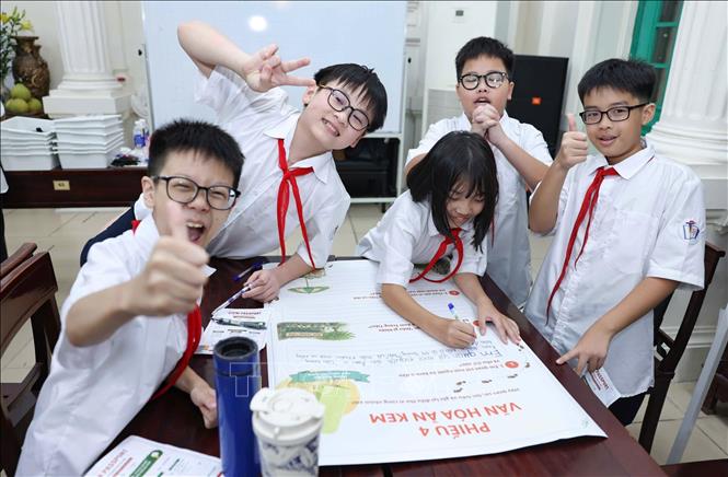 Hoạt động trải nghiệm để lại cho học sinh không chỉ kiến thức khoa học mà còn thêm một cách nhìn mới về di sản văn hóa ngay trong đời sống hằng ngày. Từ những trải nghiệm thực tế, một que kem quen thuộc đã trở thành điểm khởi đầu cho hành trình khám phá khoa học, văn hóa và tình yêu Hà Nội. Ảnh: Thanh Tùng - TTXVN