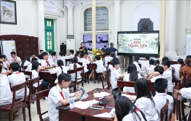 Tham gia trải nghiệm, học sinh khảo sát thực tế tại kem Tràng Tiền; tìm hiểu lịch sử xưởng kem từ năm 1958, khám phá những hương vị quen thuộc; phỏng vấn du khách về nét văn hóa thưởng thức kem tại chỗ; quan sát bao bì, cách sử dụng sản phẩm và đề xuất một số ý tưởng hướng tới tiêu dùng xanh. Ảnh: Thanh Tùng - TTXVN