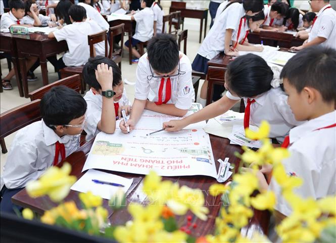 Ở trạm thứ hai, học sinh chia sẻ cảm nhận về văn hóa ẩm thực phố thị, kinh nghiệm phỏng vấn khách quốc tế và những suy nghĩ liên quan đến vấn đề bảo vệ môi trường. Ảnh: Thanh Tùng - TTXVN