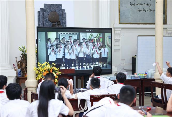 Tham gia trải nghiệm, học sinh khảo sát thực tế tại kem Tràng Tiền; tìm hiểu lịch sử xưởng kem từ năm 1958, khám phá những hương vị quen thuộc; phỏng vấn du khách về nét văn hóa thưởng thức kem tại chỗ; quan sát bao bì, cách sử dụng sản phẩm và đề xuất một số ý tưởng hướng tới tiêu dùng xanh. Ảnh: Thanh Tùng - TTXVN
