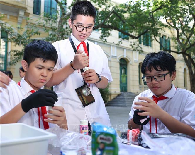 Học sinh thực nghiệm khoa học với hoạt động “Làm kem không cần tủ đông”, theo dõi sự thay đổi nhiệt độ theo thời gian và thử thách thiết kế giải pháp “Giữ kem lâu tan”. Ảnh: Thanh Tùng - TTXVN