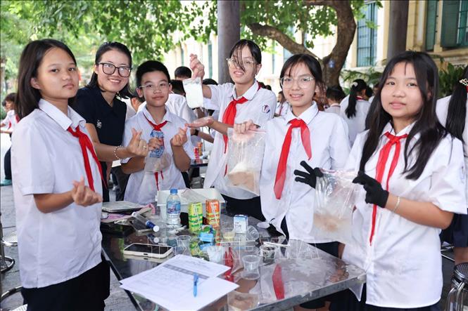 Với thiết kế ba trạm trải nghiệm được thiết kế liên hoàn, học sinh được áp dụng kiến thức liên môn và khả năng kết nối kiến thức với thực tiễn để làm ra sản phẩm cuối cùng. Ảnh: Thanh Tùng - TTXVN
