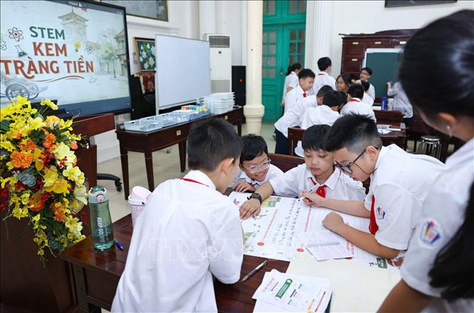 Tại trạm thứ nhất, các nhóm trình bày kết quả nghiên cứu, số liệu, hình ảnh và phác thảo đã chuẩn bị trước chuyến đi; một số nhóm thực hiện phần thuyết trình song ngữ Việt – Anh. Ảnh: Thanh Tùng - TTXVN