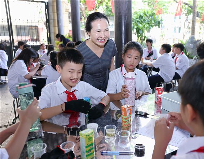 NGƯT Nguyễn Thị Thu Hà - Hiệu trưởng nhà trường cho biết, từ hành trình bộ hành qua những tuyến phố quen thuộc của Thủ đô, các em học sinh cùng tìm hiểu câu hỏi trung tâm: Khoa học có thể góp phần như thế nào để một sản phẩm mang dấu ấn Hà Nội vừa giữ được giá trị truyền thống, vừa thích ứng với đời sống hiện đại. Ảnh: Thanh Tùng - TTXVN