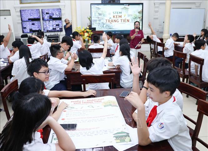 Điểm đáng chú ý của chương trình là tính liên môn và khả năng kết nối kiến thức với thực tiễn. Từ một que kem quen thuộc, học sinh vận dụng kiến thức Khoa học tự nhiên về truyền nhiệt, chuyển thể và nhiệt độ đông đặc; sử dụng Toán học để thu thập, xử lý dữ liệu; tiếp cận quy trình thiết kế kỹ thuật để giải quyết vấn đề; đồng thời mở rộng hiểu biết về lịch sử, địa lý địa phương, mỹ thuật và tiếng Anh. Ảnh: Thanh Tùng - TTXVN