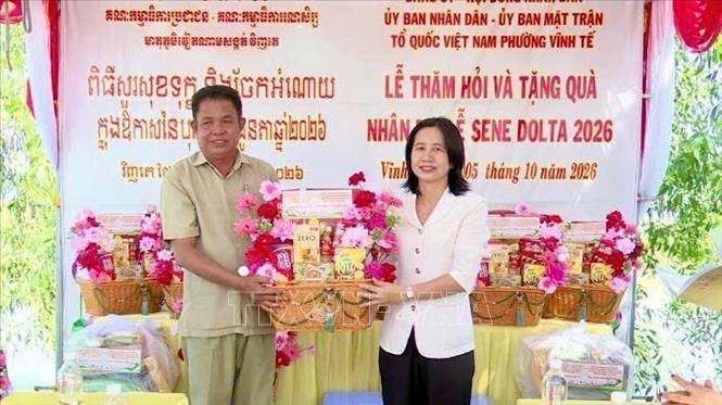 Lãnh đạo phường Vĩnh Tế (An Giang) tặng quà cho chính quyền xã Chey Chouk, huyện Bourei Cholsar, tỉnh Takeo, Campuchia nhân dịp Lễ Sen Dolta. Ảnh: Thanh Sang - TTXVN
