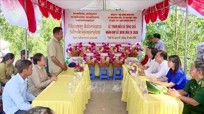 Lãnh đạo phường Vĩnh Tế và xã Chey Chouk (huyện Bourei Cholsar, tỉnh Takeo, Campuchia) tại buổi gặp mặt. Ảnh: Thanh Sang - TTXVN
