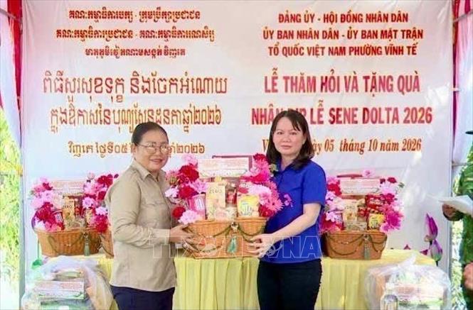 Đoàn thể phường Vĩnh Tế (An Giang) trao quà tặng nhân dân xã Chey Chouk, huyện Bourei Cholsar, tỉnh Takeo, Campuchia nhân dịp Lễ Sen Dolta năm 2026. Ảnh: Thanh Sang - TTXVN