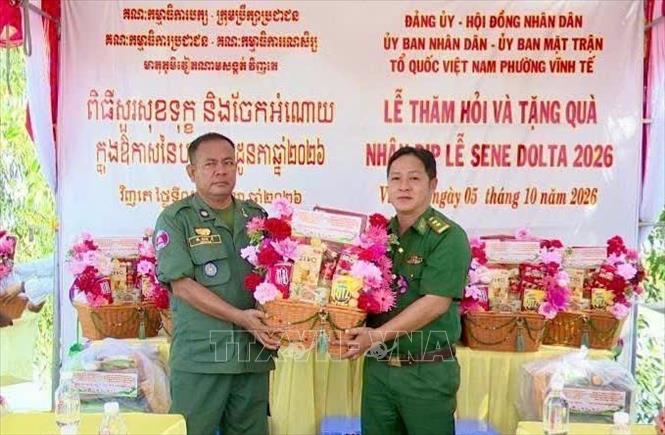 Đồn Biên phòng Vĩnh Nguơn (phường Vĩnh Tế) tặng quà cho lực lượng biên phòng xã Chey Chouk, huyện Bourei Cholsar, tỉnh Takeo, Campuchia nhân dịp Lễ Sen Dolta. Ảnh: Thanh Sang - TTXVN
