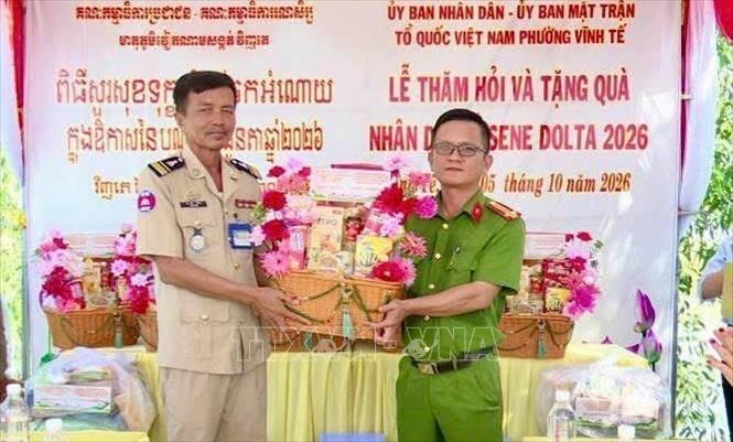 Công an phường Vĩnh Tế (An Giang) trao quà tặng Công an xã Chey Chouk, huyện Bourei Cholsar, tỉnh Takeo, Campuchia nhân dịp Lễ Sen Dolta. Ảnh: Thanh Sang - TTXVN

