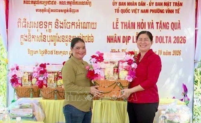 Đoàn thể phường Vĩnh Tế (An Giang) trao quà tặng nhân dân xã Chey Chouk, huyện Bourei Cholsar, tỉnh Takeo, Campuchia nhân dịp Lễ Sen Dolta năm 2026. Ảnh: Thanh Sang - TTXVN