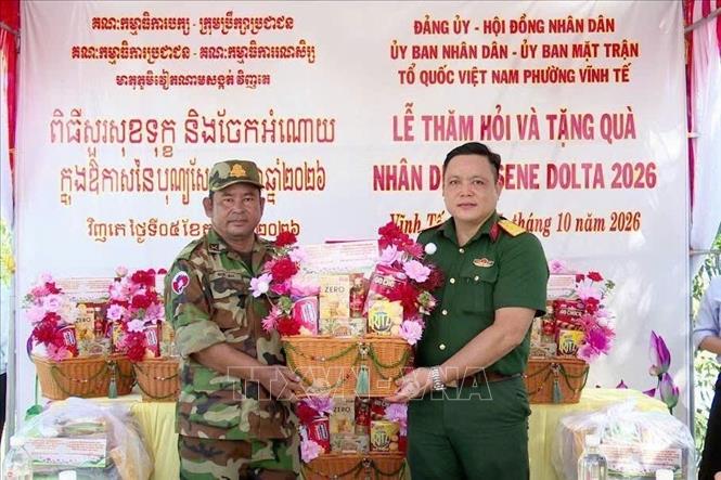 Ban chỉ huy Quân sự phường Vĩnh Tế (An Giang) trao quà tặng cho lực lượng quân sự xã Chey Chouk, huyện Bourei Cholsar, tỉnh Takeo, Campuchia nhân dịp Lễ Sen Dolta. Ảnh: Thanh Sang - TTXVN