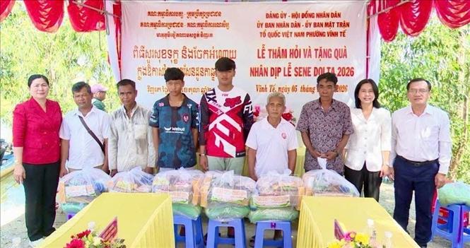 Lãnh đạo phường Vĩnh Tế (An Giang) trao quà cho nhân dân xã Chey Chouk, huyện Bourei Cholsar, tỉnh Takeo, Vương quốc Campuchia nhân Lễ Sen Dolta năm 2026. Ảnh: Thanh Sang - TTXVN
