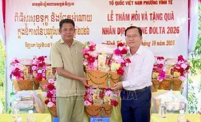 Lãnh đạo phường Vĩnh Tế, An Giang tặng quà cho chính quyền xã Chey Chouk, huyện Bourei Cholsar, tỉnh Takeo, Campuchia nhân dịp Lễ Sen Dolta. Ảnh: Thanh Sang - TTXVN
