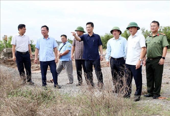 Đoàn công tác UBND tỉnh Ninh Bình kiểm tra xử lý vi phạm pháp luật về đê điều trên địa bàn phường Tây Hoa Lư (Ninh Bình). Ảnh: Thái Thuần - TTXVN