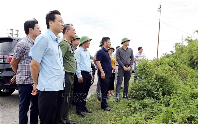 Đoàn công tác UBND tỉnh Ninh Bình kiểm tra xử lý vi phạm pháp luật về đê điều trên địa bàn xã Ý Yên (Ninh Bình). Ảnh: Thái Thuần - TTXVN
