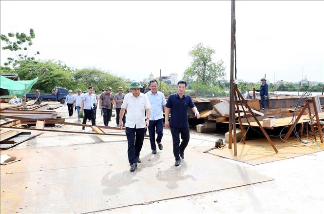 Đoàn công tác UBND tỉnh Ninh Bình kiểm tra xử lý vi phạm pháp luật về đê điều trên địa bàn phường Tây Hoa Lư. Ảnh: Thái Thuần - TTXVN