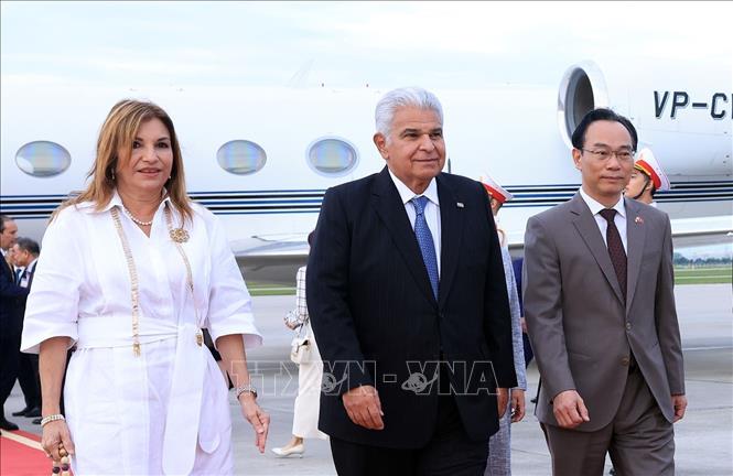 Bộ trưởng Bộ Giáo dục và Đào tạo Hoàng Minh Sơn đón Tổng thống Panama José Raúl Mulino và Phu nhân tại Sân bay quốc tế Nội Bài. Ảnh: Tuấn Anh - TTXVN