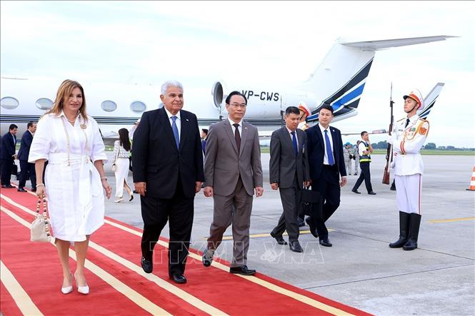 Bộ trưởng Bộ Giáo dục và Đào tạo Hoàng Minh Sơn đón Tổng thống Panama José Raúl Mulino và Phu nhân tại Sân bay quốc tế Nội Bài. Ảnh: Tuấn Anh - TTXVN
