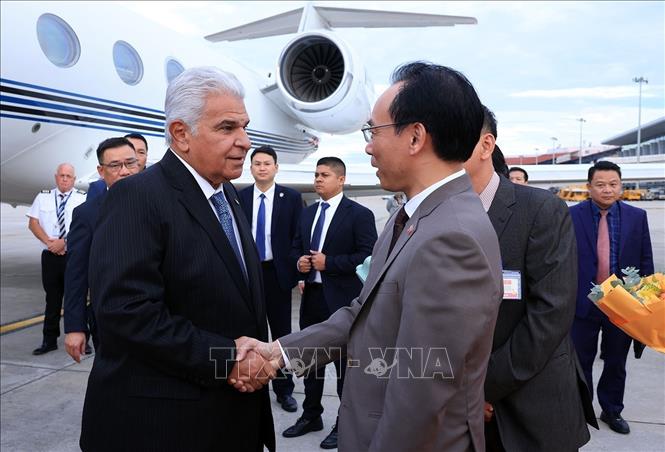 Bộ trưởng Bộ Giáo dục và Đào tạo Hoàng Minh Sơn đón Tổng thống Panama José Raúl Mulino và Phu nhân tại Sân bay quốc tế Nội Bài. Ảnh: Tuấn Anh - TTXVN