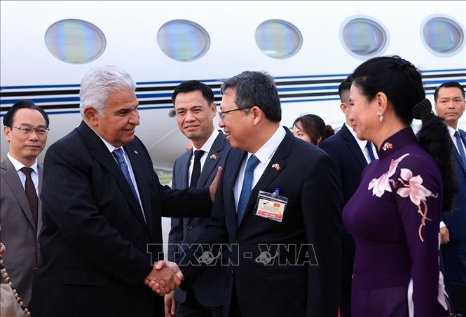 Tổng thống Panama José Raúl Mulino và Phu nhân tới Hà Nội, bắt đầu thăm chính thức Việt Nam. Ảnh: Tuấn Anh - TTXVN