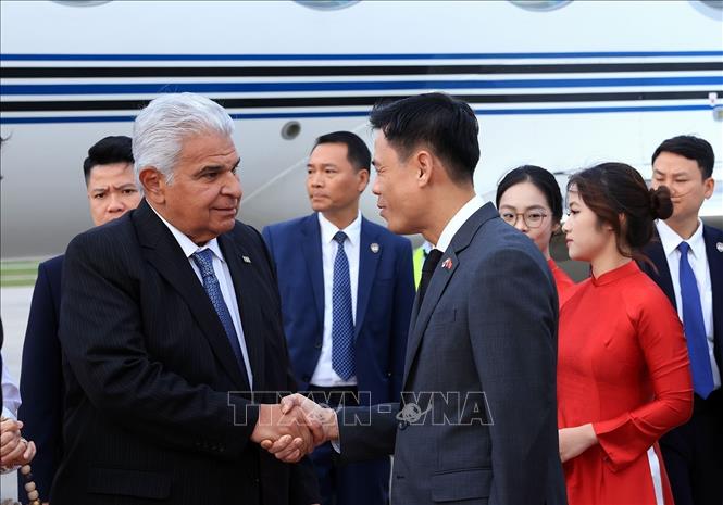 Tổng thống Panama José Raúl Mulino và Phu nhân tới Hà Nội, bắt đầu thăm chính thức Việt Nam. Ảnh: Tuấn Anh - TTXVN