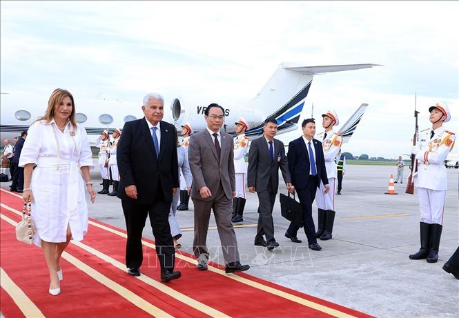 Tổng thống Panama José Raúl Mulino và Phu nhân tới Hà Nội, bắt đầu thăm chính thức Việt Nam. Ảnh: Tuấn Anh - TTXVN