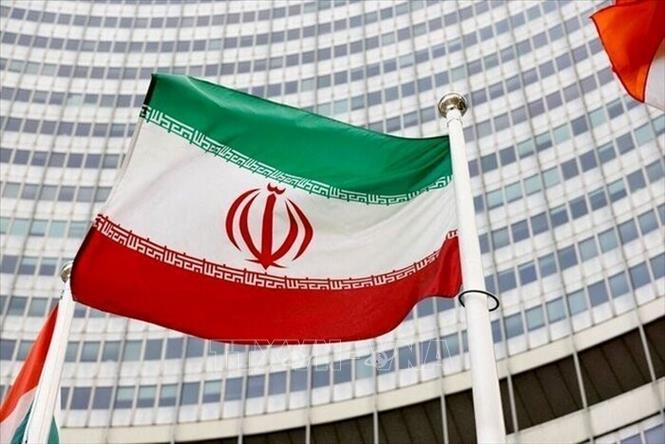 Cờ Iran bên ngoài trụ sở IAEA ở Vienna, Áo. Ảnh: IRNA/TTXVN phát