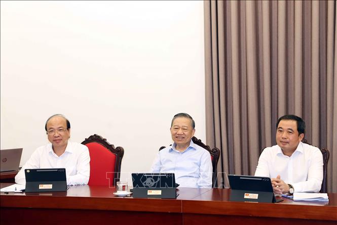 Tổng Bí thư, Chủ tịch nước Tô Lâm và các đại biểu thảo luận tại tổ. Ảnh: Thống Nhất - TTXVN