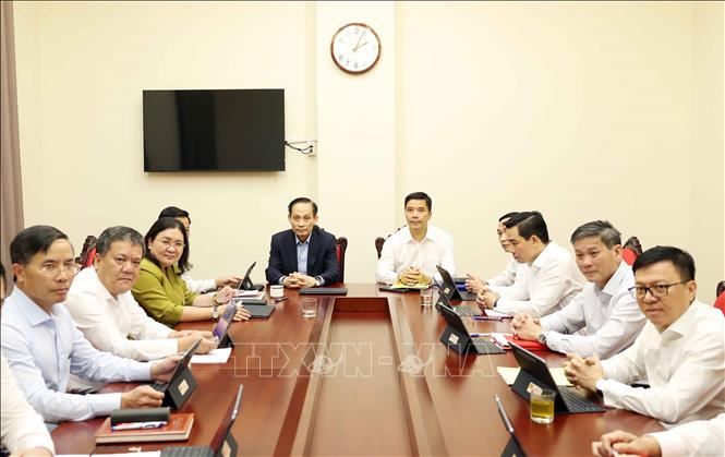 Các đại biểu thảo luận tại tổ. Ảnh: Thống Nhất - TTXVN