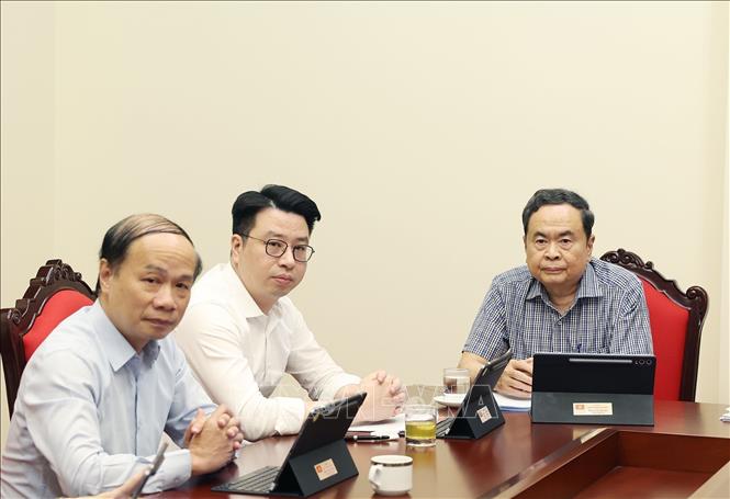 Chủ tịch Quốc hội Trần Thanh Mẫn và các đại biểu thảo luận tại tổ. Ảnh: Thống Nhất - TTXVN