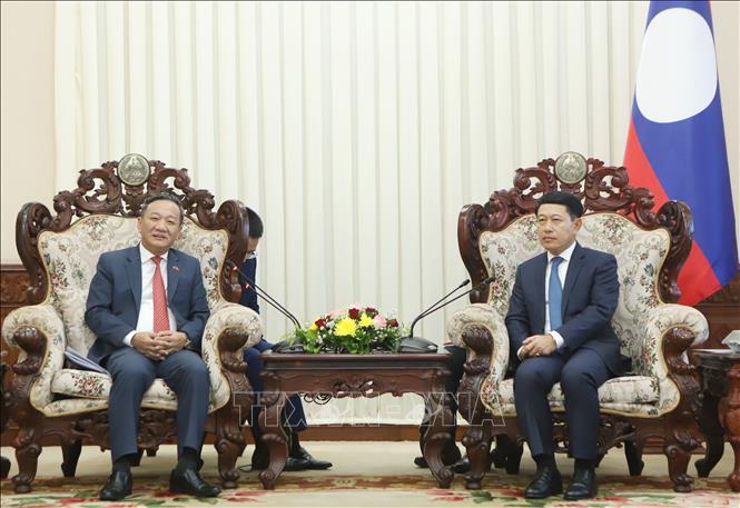 Thủ tướng Chính phủ Lào Saleumxay Kommasitt tiếp Đại sứ Việt Nam tại Lào Nguyễn Minh Tâm đến chúc mừng. Ảnh: Xuân Tú - PV TTXVN tại Lào
