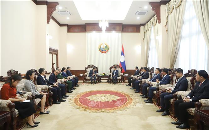 Thủ tướng Chính phủ Lào Saleumxay Kommasitt tiếp Đại sứ Việt Nam tại Lào Nguyễn Minh Tâm và Lãnh đạo các cơ quan đại diện Việt Nam tại Lào đến chúc mừng. Ảnh: Xuân Tú - PV TTXVN tại Lào