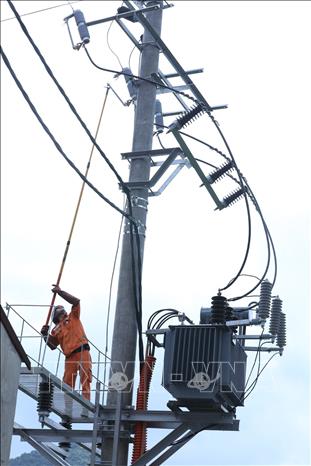 Đóng điện Trạm biến áp 180kVA-35/0,4kV tại xã Bắc Sơn (Lạng Sơn). Ảnh: Anh Tuấn – TTXVN
